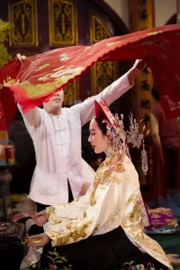 Ánh sáng và màu sắc trong ảnh hầu đồng: vì sao cần xử lý vừa phải? 6 Toàn cảnh một phần nghi lễ hầu đồng trong không gian điện