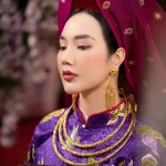 Ảnh cận gương mặt và trang phục tím trong nghi lễ hầu đồng