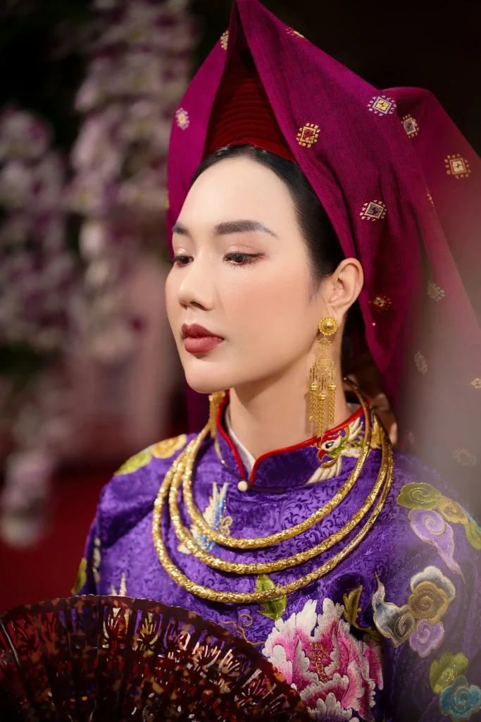 Ảnh cận gương mặt và trang phục tím trong nghi lễ hầu đồng