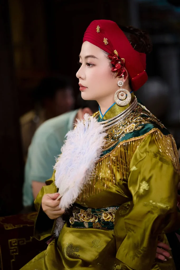 Thông tin yêu cầu cho dịch vụ chụp ảnh quay phim hầu đồng gồm gì? 6 Chân dung hầu đồng với trang phục vàng xanh và quạt trắng