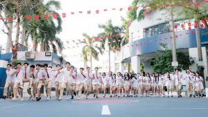 Ảnh tập thể học sinh mặc đồng phục trong sân trường