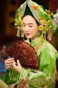 Chụp ảnh hầu đồng tại Hà Nội: lưu ý khi làm việc tại phủ, điện 7 Ảnh hầu đồng trong trang phục xanh với quạt và phụ kiện