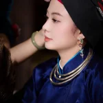 Chân dung hầu đồng trong trang phục xanh và khăn đen