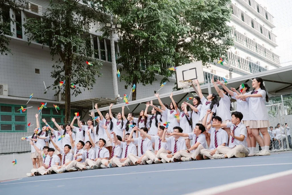 Ảnh tập thể học sinh ngồi và đứng bên sân bóng rổ