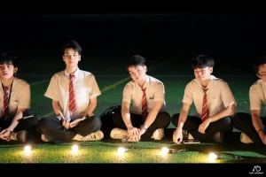Nhóm bạn ngồi cùng nhau trong bối cảnh đêm với ánh đèn