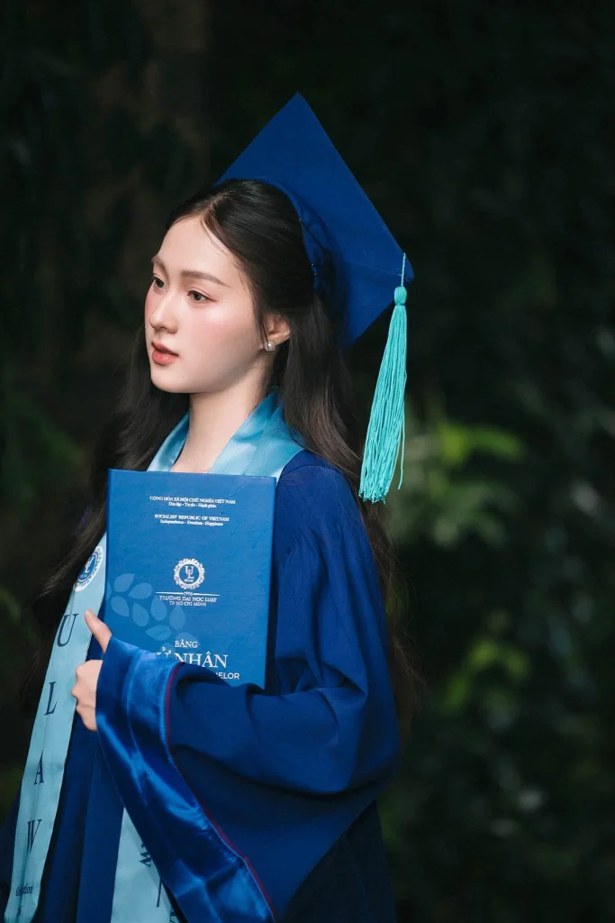 Chân dung tốt nghiệp với áo cử nhân xanh
