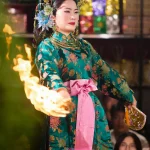Khoảnh khắc hành lễ hầu đồng với trang phục xanh và ánh lửa