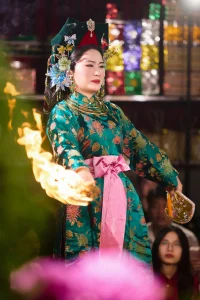 Quyền riêng tư khi chụp ảnh hầu đồng: nên thống nhất ra sao? 9 Khoảnh khắc hành lễ hầu đồng với trang phục xanh và ánh lửa