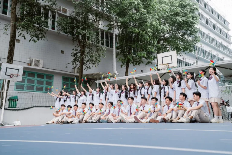 Ảnh tập thể học sinh mặc áo trắng bên sân bóng rổ