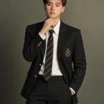 Chân dung nam sinh mặc vest đen trong studio