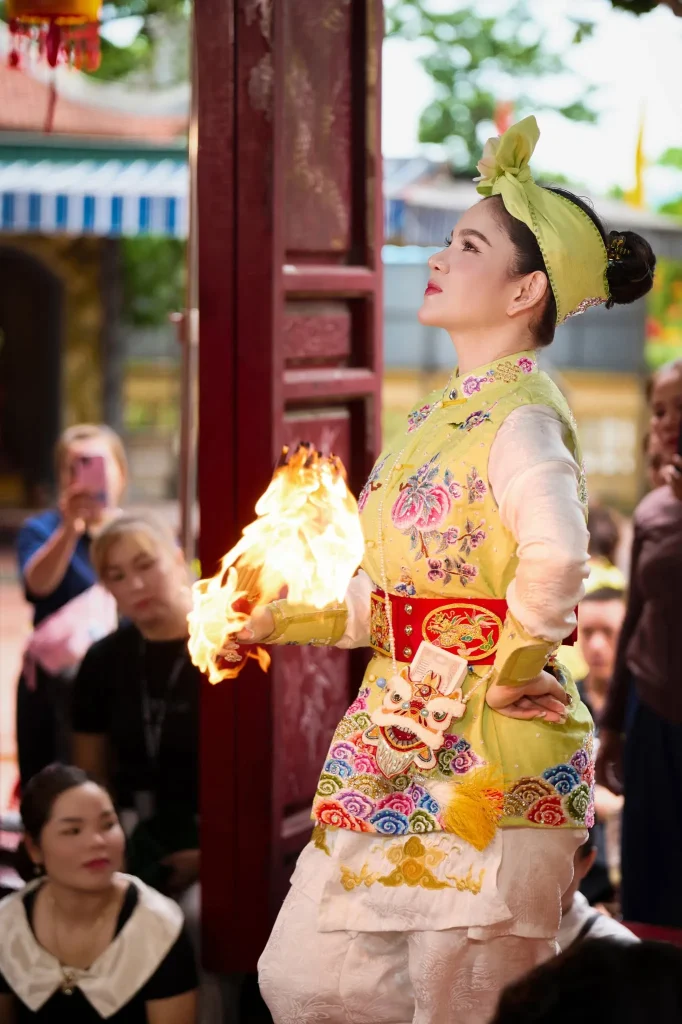 Khoảnh khắc nghi lễ hầu đồng với trang phục vàng và ánh lửa