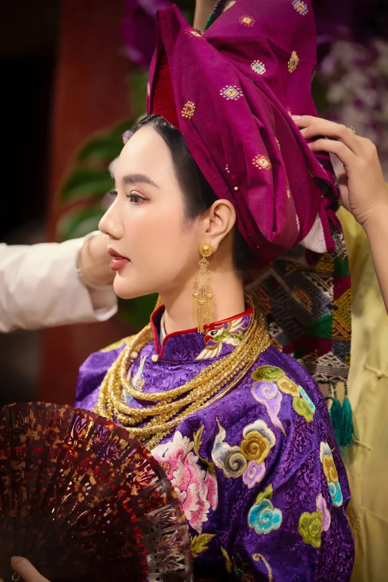 Khoảnh khắc chuẩn bị trang phục tím trong buổi hầu đồng