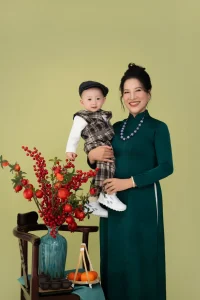 Bé chụp ảnh với ông bà tại nhà: ông bà không phải đi xa, nhịp nghỉ ra sao? 8 Bà bế cháu trai nhỏ, cả hai cùng mỉm cười