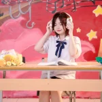 Chân dung kỷ yếu cùng bàn học và bó hoa vàng trên nền vẽ nhiều màu