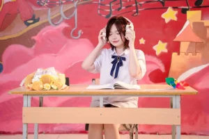 Chân dung kỷ yếu cùng bàn học và bó hoa vàng trên nền vẽ nhiều màu