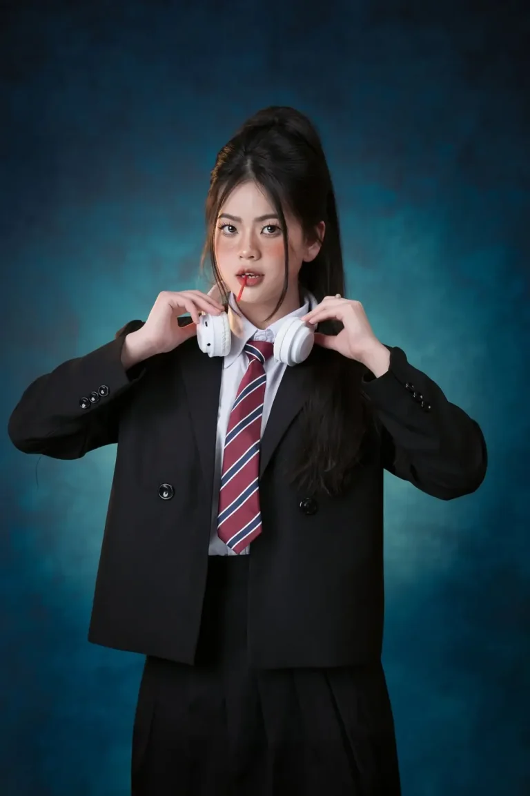 Chân dung nữ sinh mặc blazer và cà vạt với tai nghe