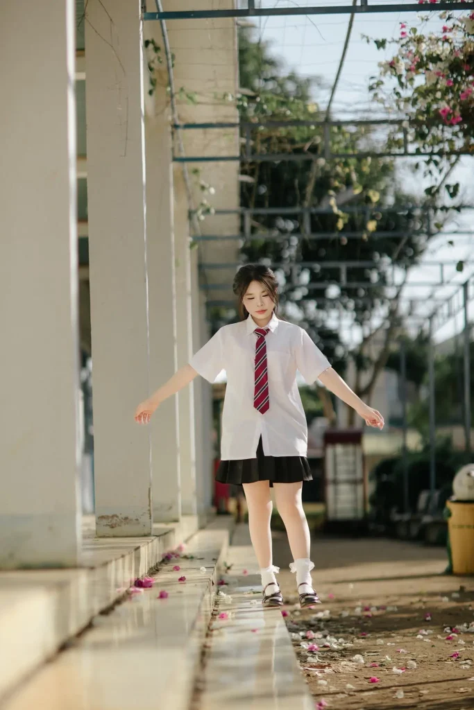 Học sinh đi dọc hành lang cạnh dãy cột