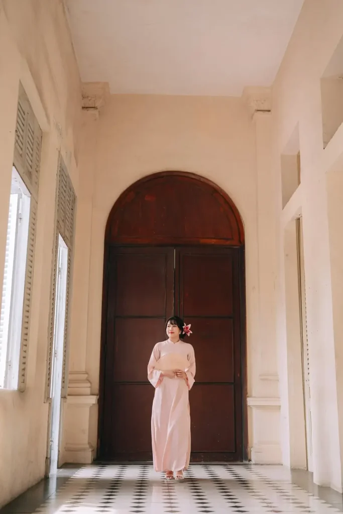 Bảng giá chụp ảnh đôi — couple tại Moomi Studio 4 Chân dung áo dài hồng bên khung cửa vòm cổ điển