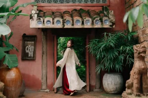 Áo dài trắng bên góc nhà cổ và những bụi tre xanh