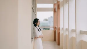 Áo dài trắng bên hành lang sáng và khung cửa trường