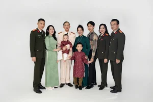 Cả gia đình nhiều thế hệ quây quần chụp ảnh cùng nhau