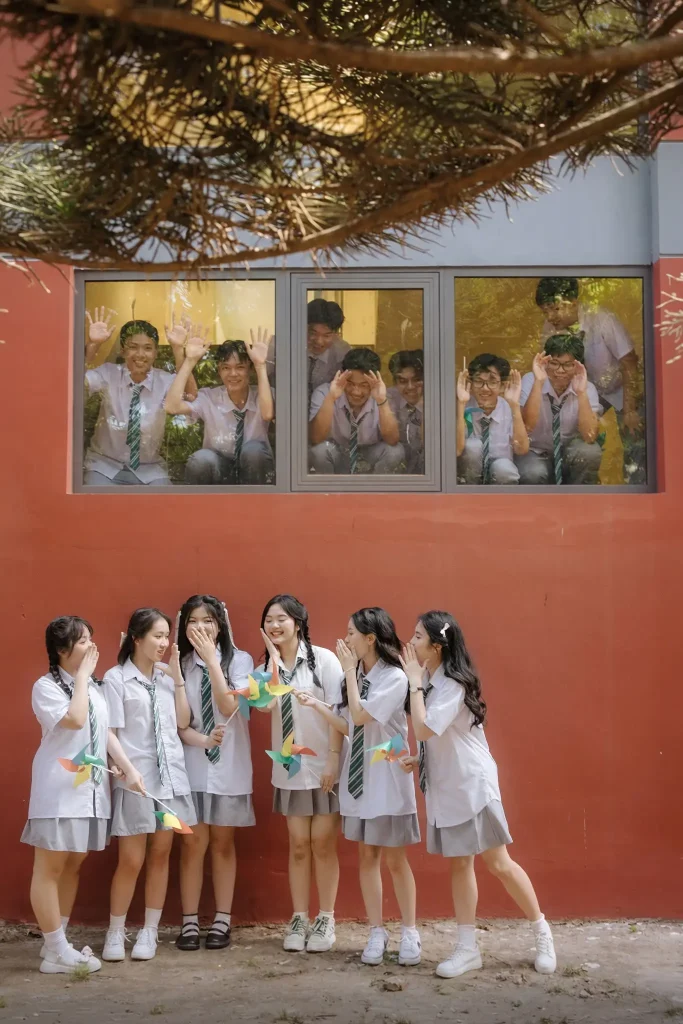Một tiết học ở lại trong ảnh – Kỷ yếu lớp học và hành lang 6 Nhóm bạn đứng trước cửa lớp trên nền tường ấm