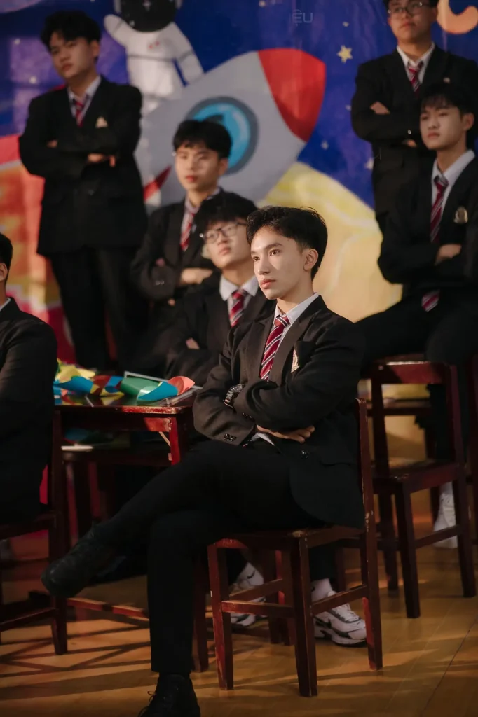 Một tiết học ở lại trong ảnh – Kỷ yếu lớp học và hành lang 9 Nhóm bạn ngồi trong lớp học với trang phục tối