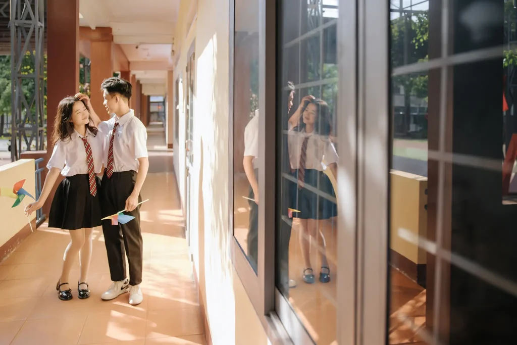 Một tiết học ở lại trong ảnh – Kỷ yếu lớp học và hành lang 12 Nhóm đông xếp thành nhiều hàng trên sân trong nhà