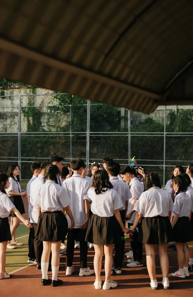 Một tiết học ở lại trong ảnh – Kỷ yếu lớp học và hành lang 11 Nhóm học sinh ở khu sân có mái che