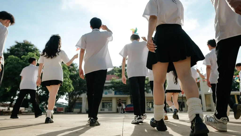 Góc chụp thấp với các bạn và nền trời xanh