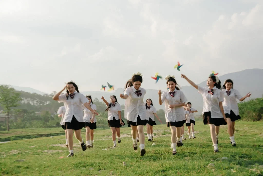 Nhóm bạn chuyển động với chong chóng trên bãi cỏ