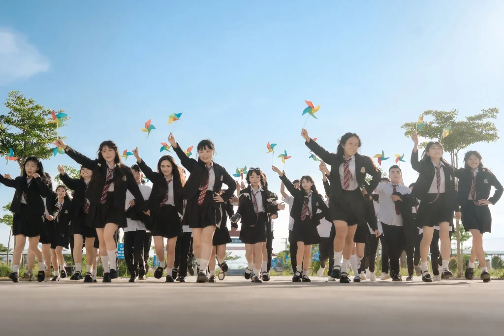 Nhóm bạn trong trang phục tối cùng giơ đạo cụ ngoài trời