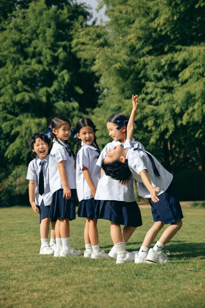 Nhóm bạn tương tác trên nền cỏ xanh