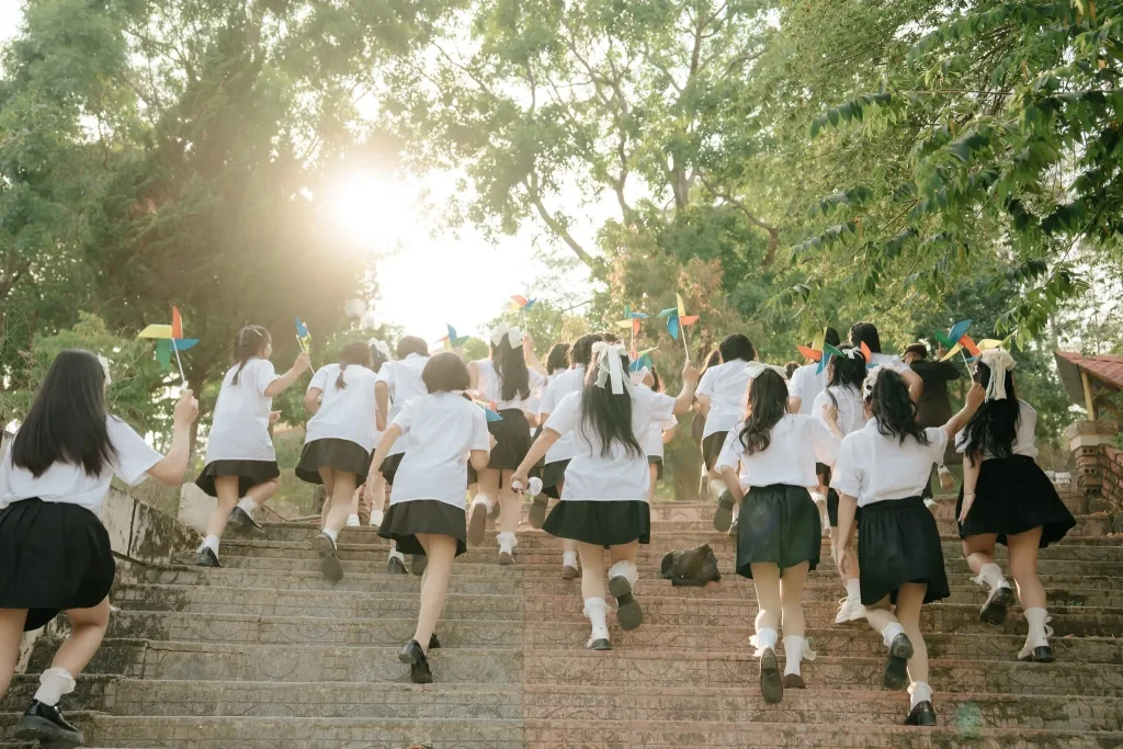 Nhóm đông đi lên các bậc dưới tán cây