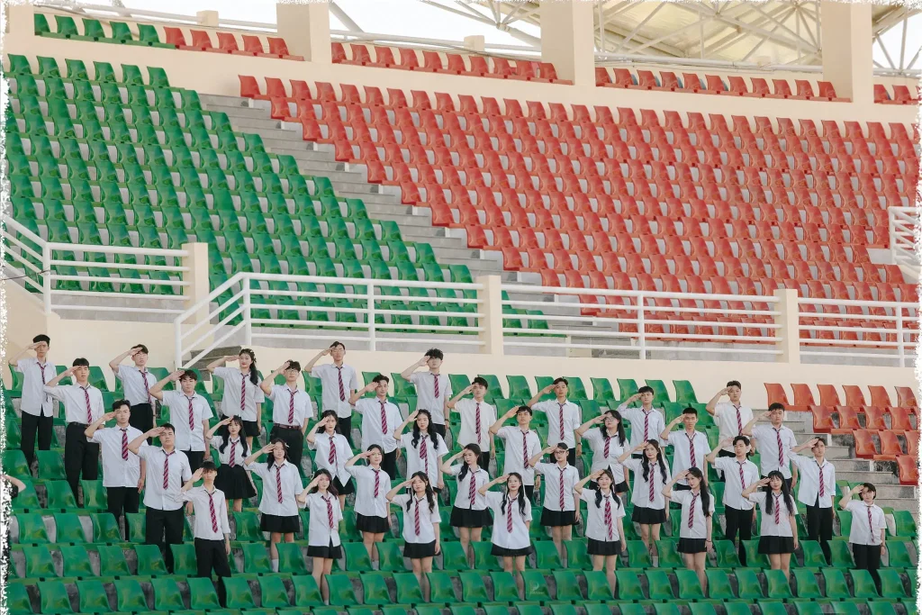 Cả nhóm đứng trước khán đài nhiều màu