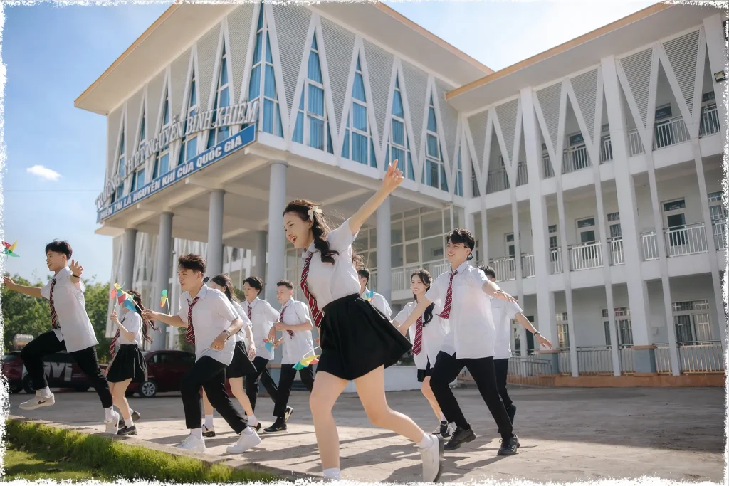 Nhóm bạn chuyển động trước công trình có các đường chéo