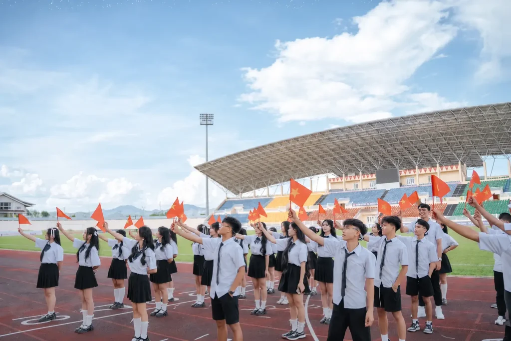 Nhóm đông cầm đạo cụ màu trên sân vận động