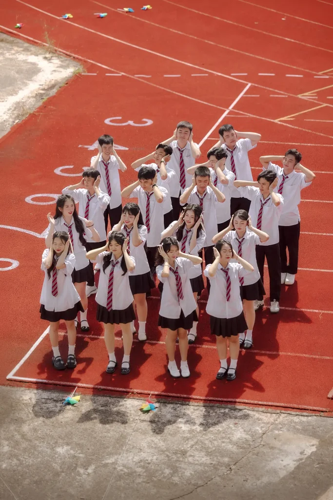 Nhóm đông giơ tay trên đường chạy màu đỏ