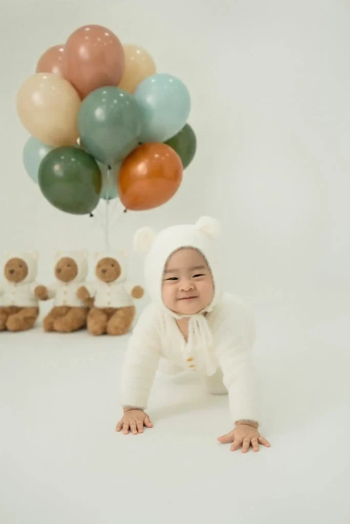 Bé với bóng bay và gấu bông
