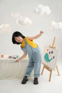 Họa sĩ nhí áo vàng quần yếm