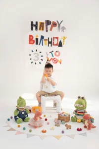 Sinh nhật với đồ chơi và mẹ