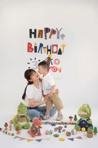 Chụp ảnh sinh nhật bé cùng ba mẹ: chuẩn bị bối cảnh cho cả nhà 7 Sinh nhật với đồ chơi và mẹ