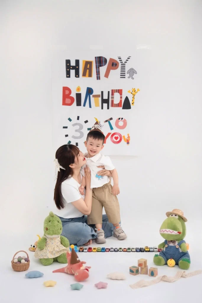 Sinh nhật với đồ chơi và mẹ