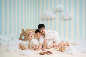 Gia đình với máy bay giấy