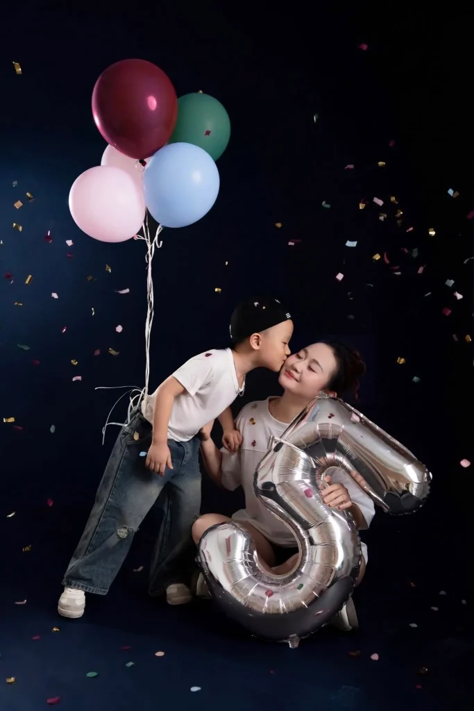 Sinh nhật bóng số trên nền tối