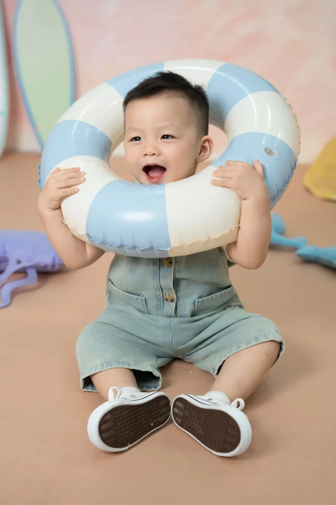 Bé áo xanh ở bối cảnh biển