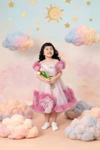 Bé váy hồng bên những đám mây