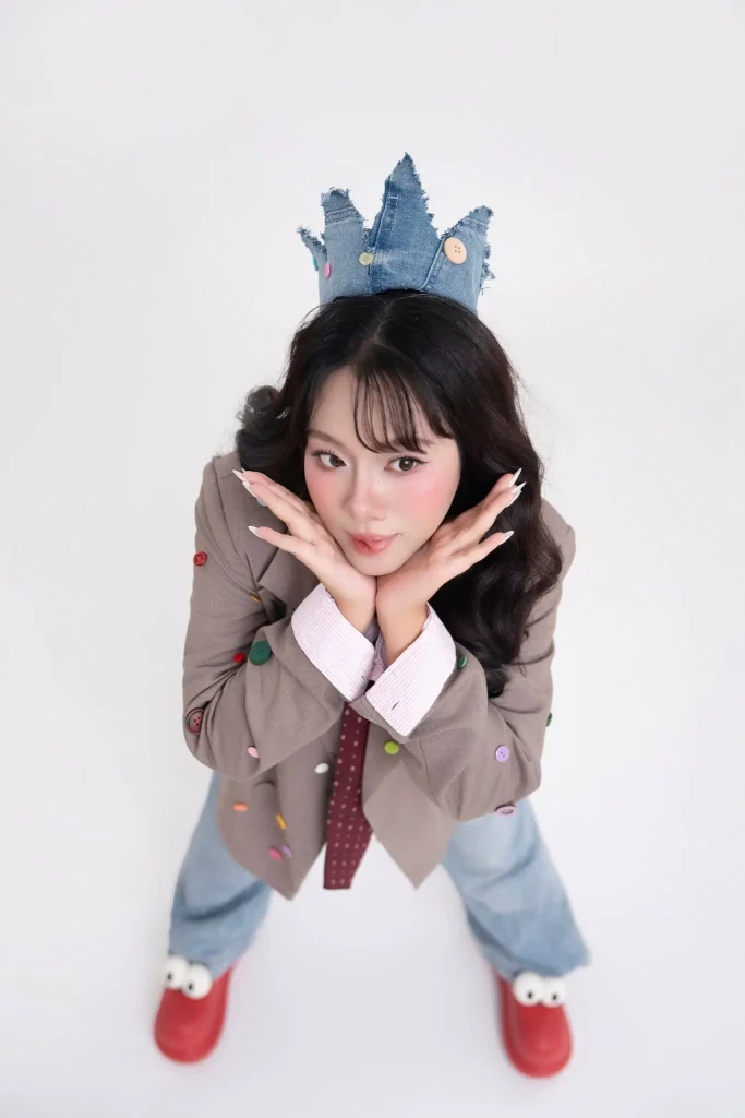 Chụp ảnh concept với blazer: phối đồ và phụ kiện theo cá tính 6 Chân dung với blazer và vương miện