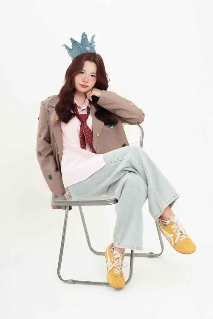 Chụp concept sinh nhật người lớn: chọn phụ kiện và mục đích ảnh 4 Chân dung với blazer và vương miện