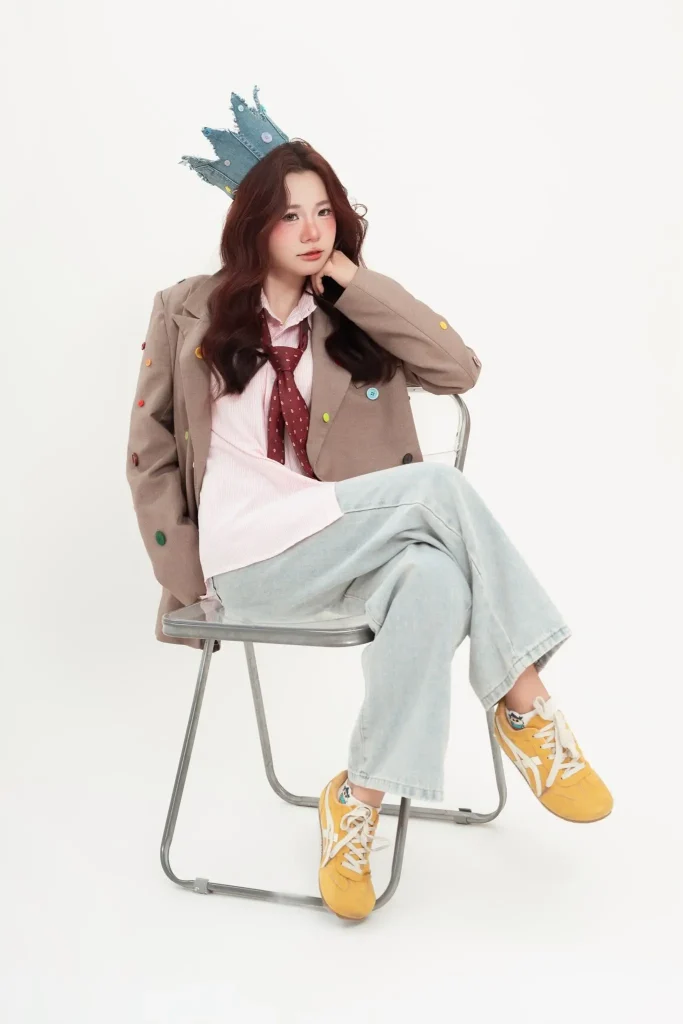 Chụp concept sinh nhật người lớn: chọn phụ kiện và mục đích ảnh 7 Chân dung với blazer và vương miện